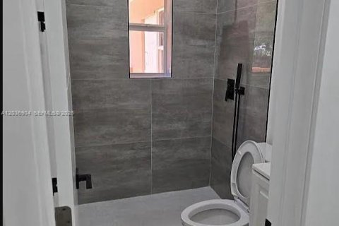 Adosado en alquiler en North Miami, Florida, 4 dormitorios № 2085589 - foto 7