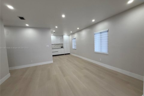 Immobilier commercial à vendre à Hialeah, Floride: 237.27 m2 № 1953697 - photo 6