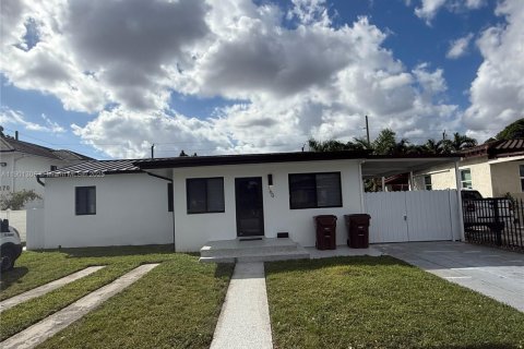 Immobilier commercial à vendre à Hialeah, Floride: 237.27 m2 № 1953697 - photo 1