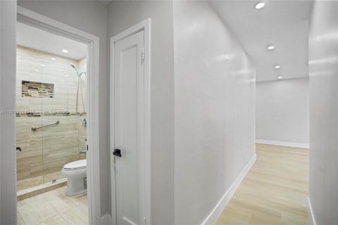 Commercial property in Hialeah, Florida 237.27 sq.m. № 1953697 - photo 26