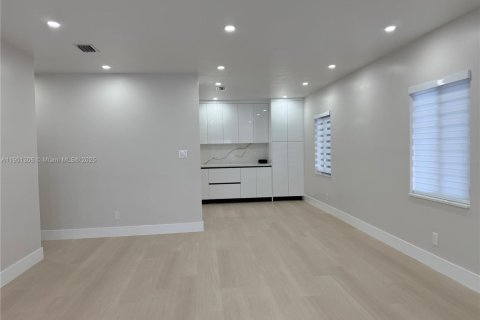 Immobilier commercial à vendre à Hialeah, Floride: 237.27 m2 № 1953697 - photo 7