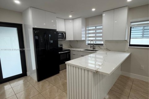 Immobilier commercial à vendre à Hialeah, Floride: 237.27 m2 № 1953697 - photo 17