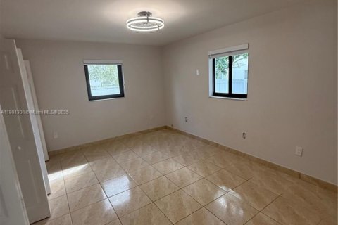 Immobilier commercial à vendre à Hialeah, Floride: 237.27 m2 № 1953697 - photo 18