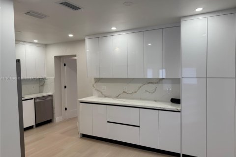 Immobilier commercial à vendre à Hialeah, Floride: 237.27 m2 № 1953697 - photo 11