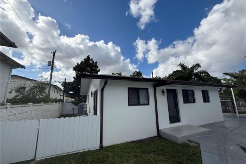 Immobilier commercial à vendre à Hialeah, Floride: 237.27 m2 № 1953697 - photo 4