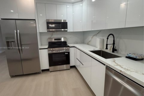 Immobilier commercial à vendre à Hialeah, Floride: 237.27 m2 № 1953697 - photo 10