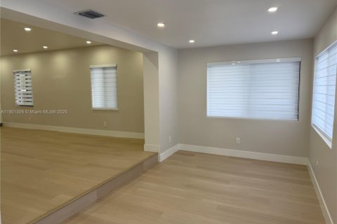 Immobilier commercial à vendre à Hialeah, Floride: 237.27 m2 № 1953697 - photo 8