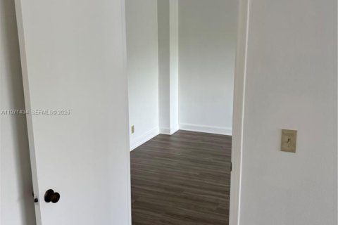 Condominio en alquiler en Miami, Florida, 1 dormitorio, 65.96 m2 № 2058242 - foto 10