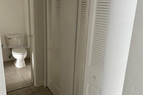 Condominio en alquiler en Miami, Florida, 1 dormitorio, 65.96 m2 № 2058242 - foto 3