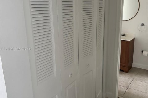Condominio en alquiler en Miami, Florida, 1 dormitorio, 65.96 m2 № 2058242 - foto 4
