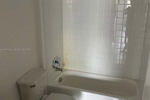 Condominio en alquiler en Miami, Florida, 1 dormitorio, 65.96 m2 № 2058242 - foto 6