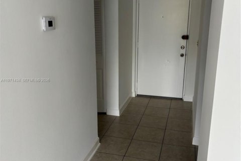 Condominio en alquiler en Miami, Florida, 1 dormitorio, 65.96 m2 № 2058242 - foto 2