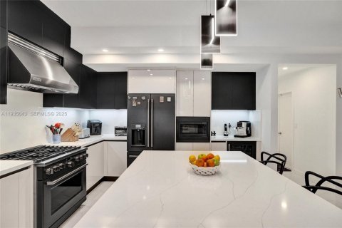 Casa en venta en North Miami Beach, Florida, 5 dormitorios, 228.73 m2 № 1993776 - foto 14