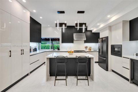 Casa en venta en North Miami Beach, Florida, 5 dormitorios, 228.73 m2 № 1993776 - foto 18