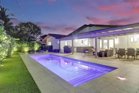 Casa en venta en North Miami Beach, Florida, 5 dormitorios, 228.73 m2 № 1993776 - foto 2
