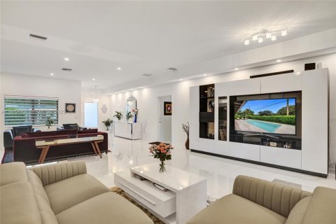 Casa en venta en North Miami Beach, Florida, 5 dormitorios, 228.73 m2 № 1993776 - foto 12
