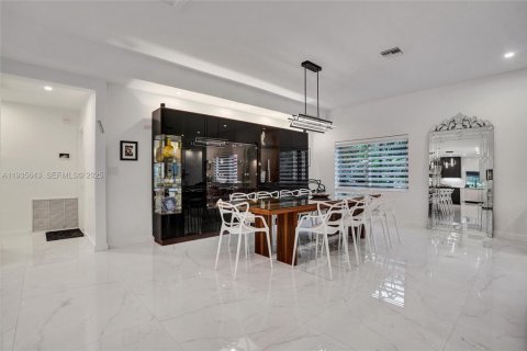 Casa en venta en North Miami Beach, Florida, 5 dormitorios, 228.73 m2 № 1993776 - foto 21