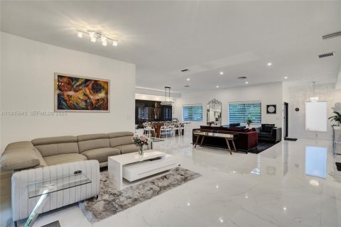Casa en venta en North Miami Beach, Florida, 5 dormitorios, 228.73 m2 № 1993776 - foto 28