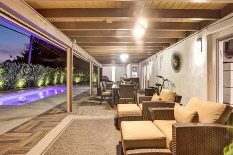 Casa en venta en North Miami Beach, Florida, 5 dormitorios, 228.73 m2 № 1993776 - foto 5