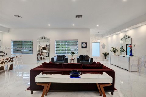 Casa en venta en North Miami Beach, Florida, 5 dormitorios, 228.73 m2 № 1993776 - foto 23