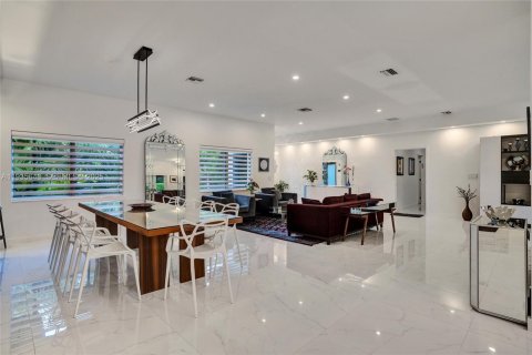 Casa en venta en North Miami Beach, Florida, 5 dormitorios, 228.73 m2 № 1993776 - foto 22