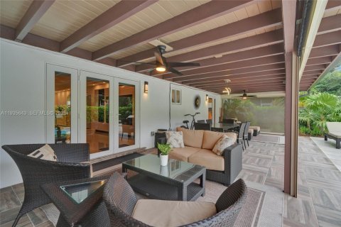 Casa en venta en North Miami Beach, Florida, 5 dormitorios, 228.73 m2 № 1993776 - foto 9