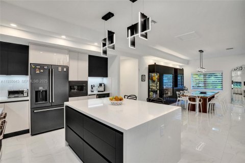 Casa en venta en North Miami Beach, Florida, 5 dormitorios, 228.73 m2 № 1993776 - foto 16