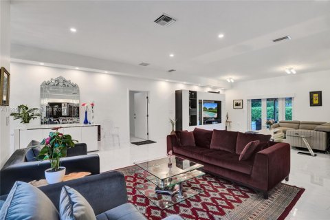 Casa en venta en North Miami Beach, Florida, 5 dormitorios, 228.73 m2 № 1993776 - foto 10