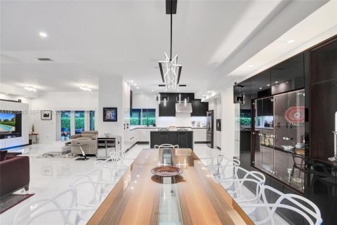 Casa en venta en North Miami Beach, Florida, 5 dormitorios, 228.73 m2 № 1993776 - foto 15