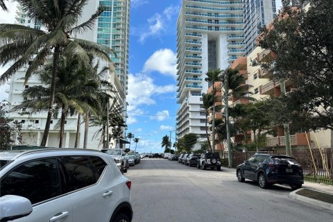 Condo in Miami, Florida, 2 bedrooms  № 1999933 - photo 14