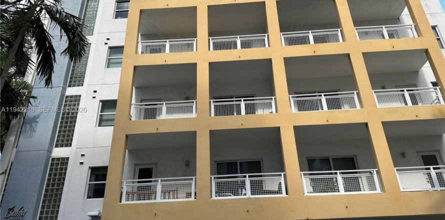 Condo in Miami, Florida, 2 bedrooms  № 1999933