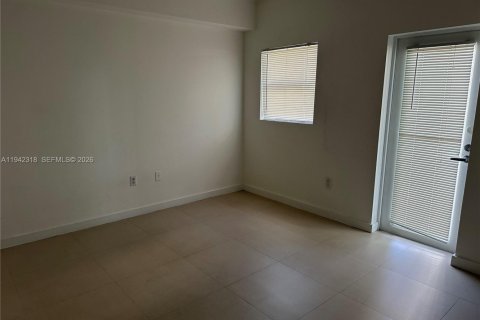 Condo in Miami, Florida, 2 bedrooms  № 1999933 - photo 9