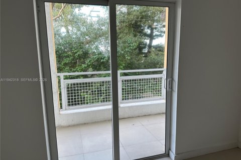 Condo in Miami, Florida, 2 bedrooms  № 1999933 - photo 6