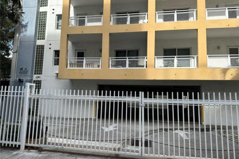 Condo in Miami, Florida, 2 bedrooms  № 1999933 - photo 2