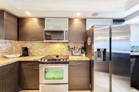 Condo in Pompano Beach, Florida, 2 bedrooms  № 2068345 - photo 4