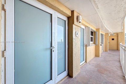 Condo in Pompano Beach, Florida, 2 bedrooms  № 2068345 - photo 12