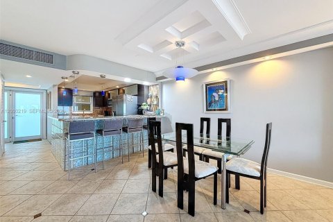 Condo in Pompano Beach, Florida, 2 bedrooms  № 2068345 - photo 5