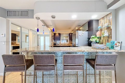 Condo in Pompano Beach, Florida, 2 bedrooms  № 2068345 - photo 3