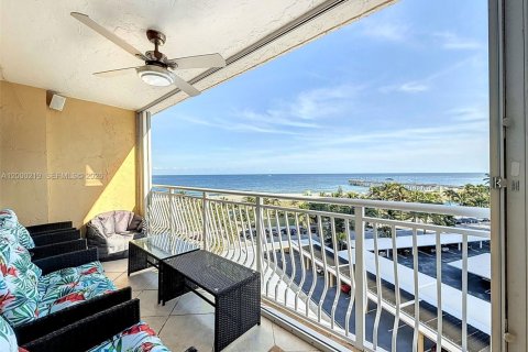 Condo in Pompano Beach, Florida, 2 bedrooms  № 2068345 - photo 9