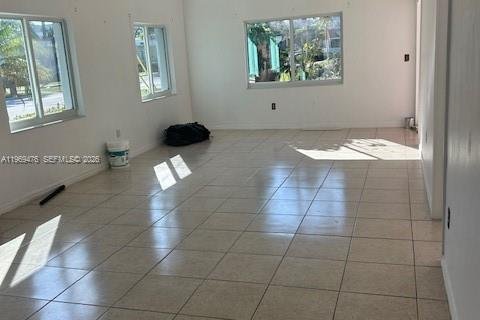 Снять в аренду кондоминиум в Майами-Бич, Флорида 2 спальни, 82.68м2, № 2030228 - фото 3