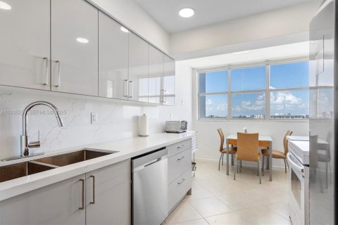 Condominio en venta en Hallandale Beach, Florida, 1 dormitorio, 91.23 m2 № 2035874 - foto 9