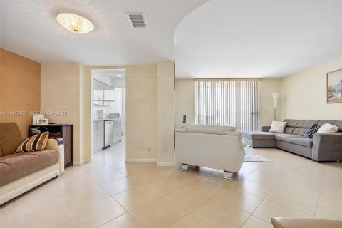Condominio en venta en Hallandale Beach, Florida, 1 dormitorio, 91.23 m2 № 2035874 - foto 3