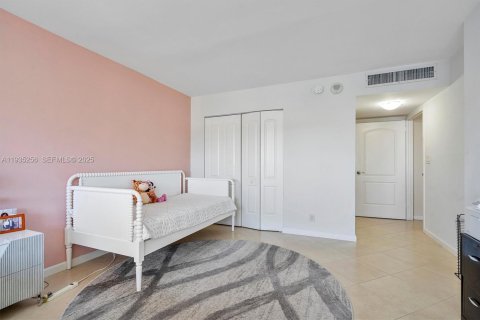Condominio en venta en Hallandale Beach, Florida, 1 dormitorio, 91.23 m2 № 2035874 - foto 30