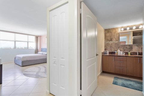Condominio en venta en Hallandale Beach, Florida, 1 dormitorio, 91.23 m2 № 2035874 - foto 23
