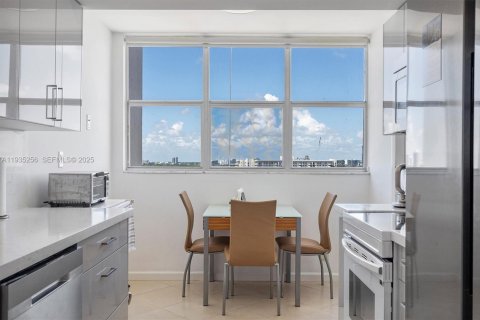 Condominio en venta en Hallandale Beach, Florida, 1 dormitorio, 91.23 m2 № 2035874 - foto 8