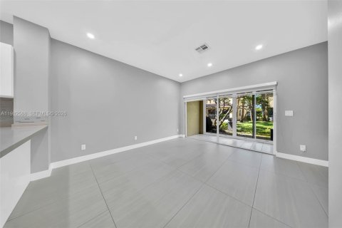 Townhouse in Pembroke Pines, Florida 2 bedrooms, 95.13 sq.m. № 2049220 - photo 2