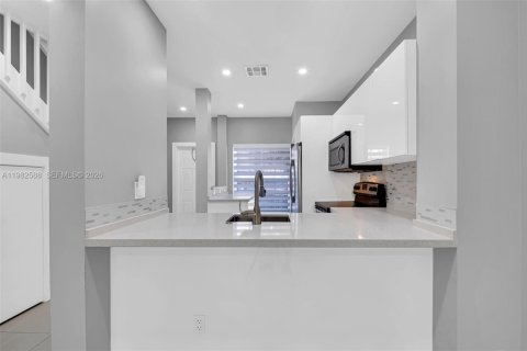 Townhouse in Pembroke Pines, Florida 2 bedrooms, 95.13 sq.m. № 2049220 - photo 5