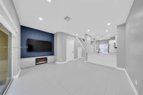 Таунхаус в Пемброк-Пайнс, Флорида 2 спальни, 95.13м2 № 2049220