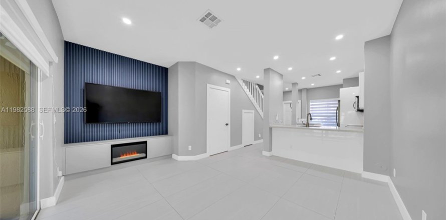 Townhouse in Pembroke Pines, Florida 2 bedrooms, 95.13 sq.m. № 2049220