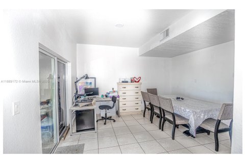 Touwnhouse à vendre à Miami, Floride: 3 chambres, 136.57 m2 № 1939068 - photo 21